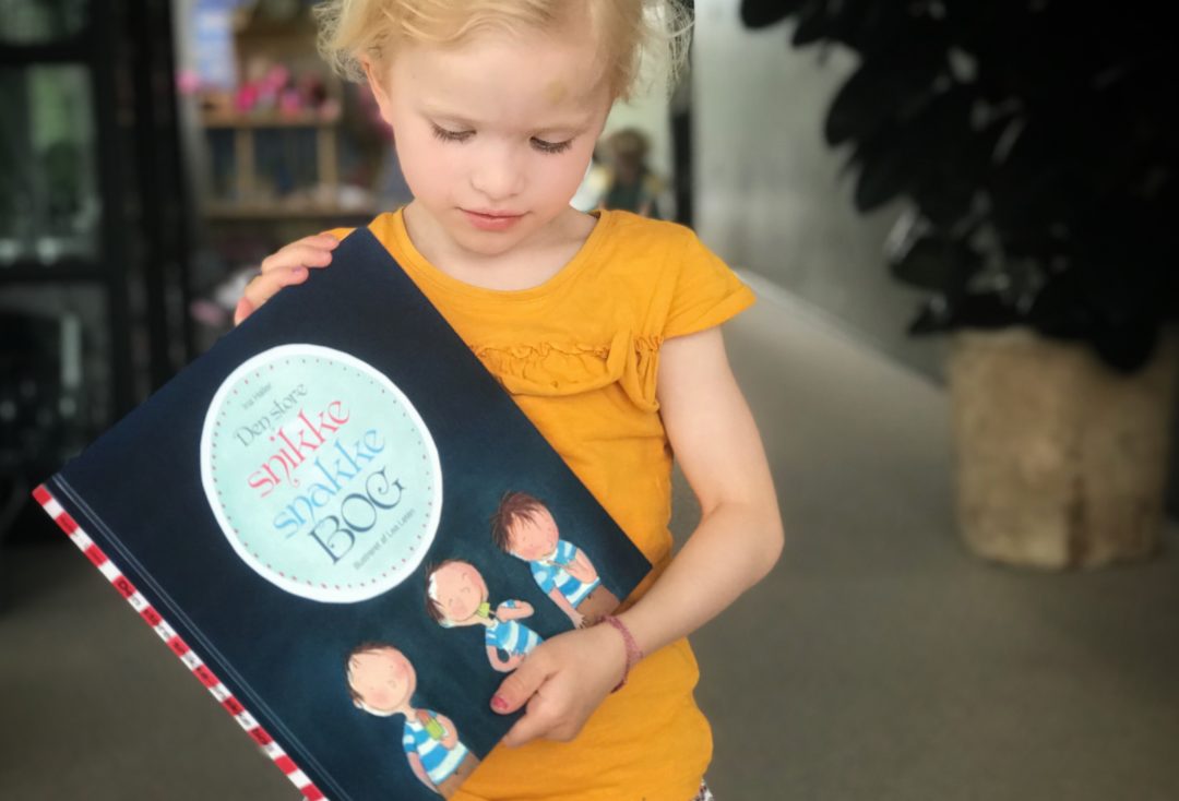 den store snikke snakke bog om Ronja og Pelle. En børnebog med legeforslag og guide til dialogisk læsning