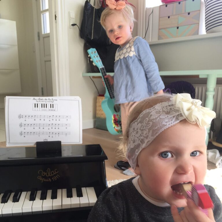 Alberte og Ella elsker musik og sang