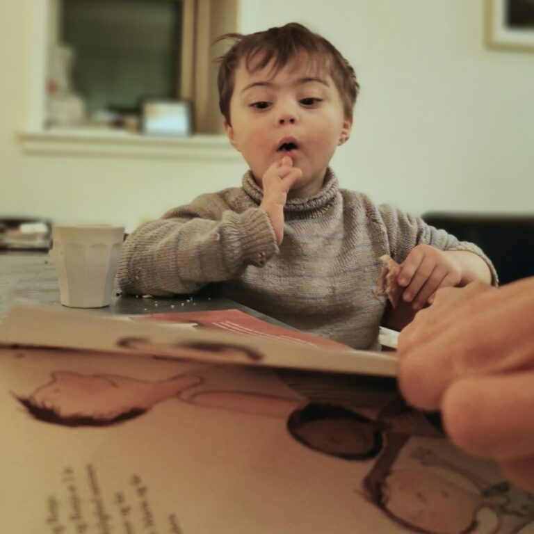 Hugo lytter koncentreret til oplæsningen af den store Snikke Snakke bog