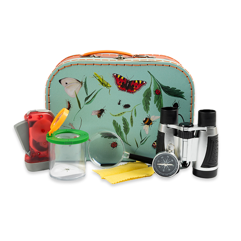 Krible krable eventyr og udforsker kuffert med indhold - klar til at drage ud i verden udenfor, eller bare et kig under sofaen blandt nullermænd. Hvad mon vi finder?