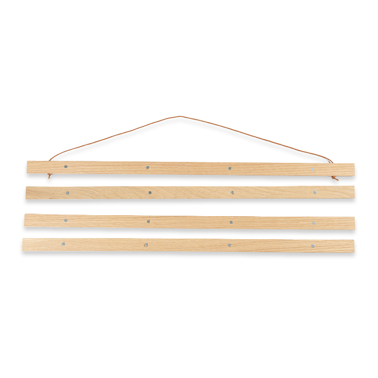 Smuk egetræs plakatliste i træ med magnetiske samlinger og læderstrop