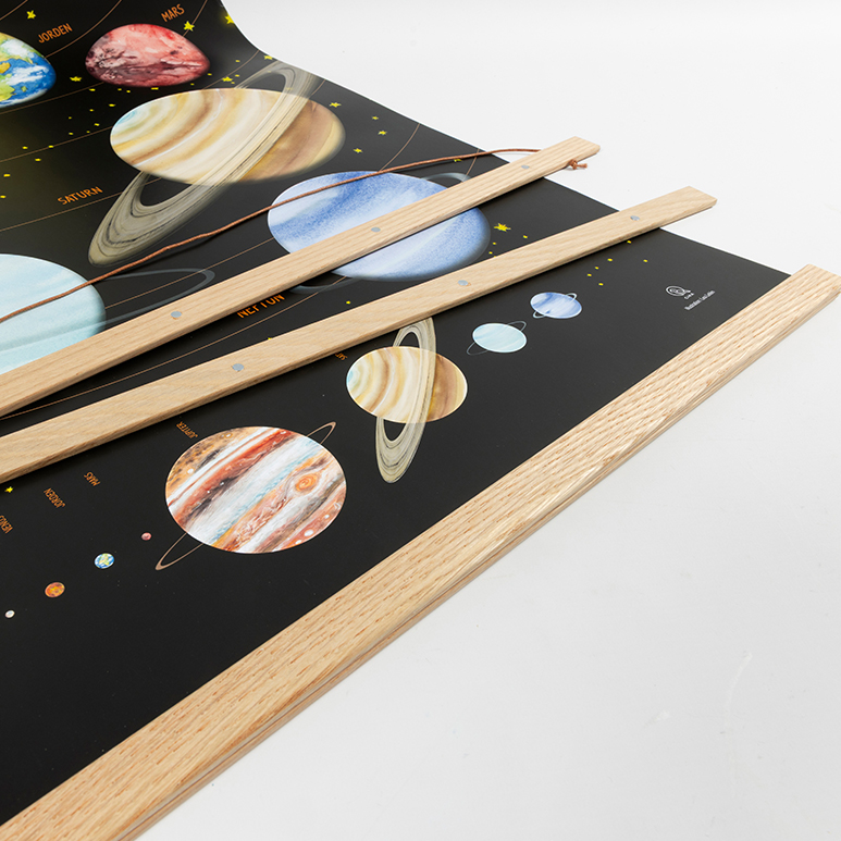 Smuk egetræs plakatliste i træ med magnetiske samlinger og læderstrop